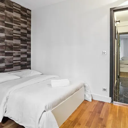 Chic And Spacious With Piano And Terrace Apartment